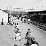 824756 Afbeelding van wachtende treinreizigers op het perron van het N.S.-station Valkenburg.
